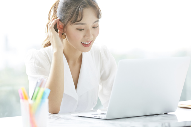 オンライン婚活相談をする女性のイメージ
